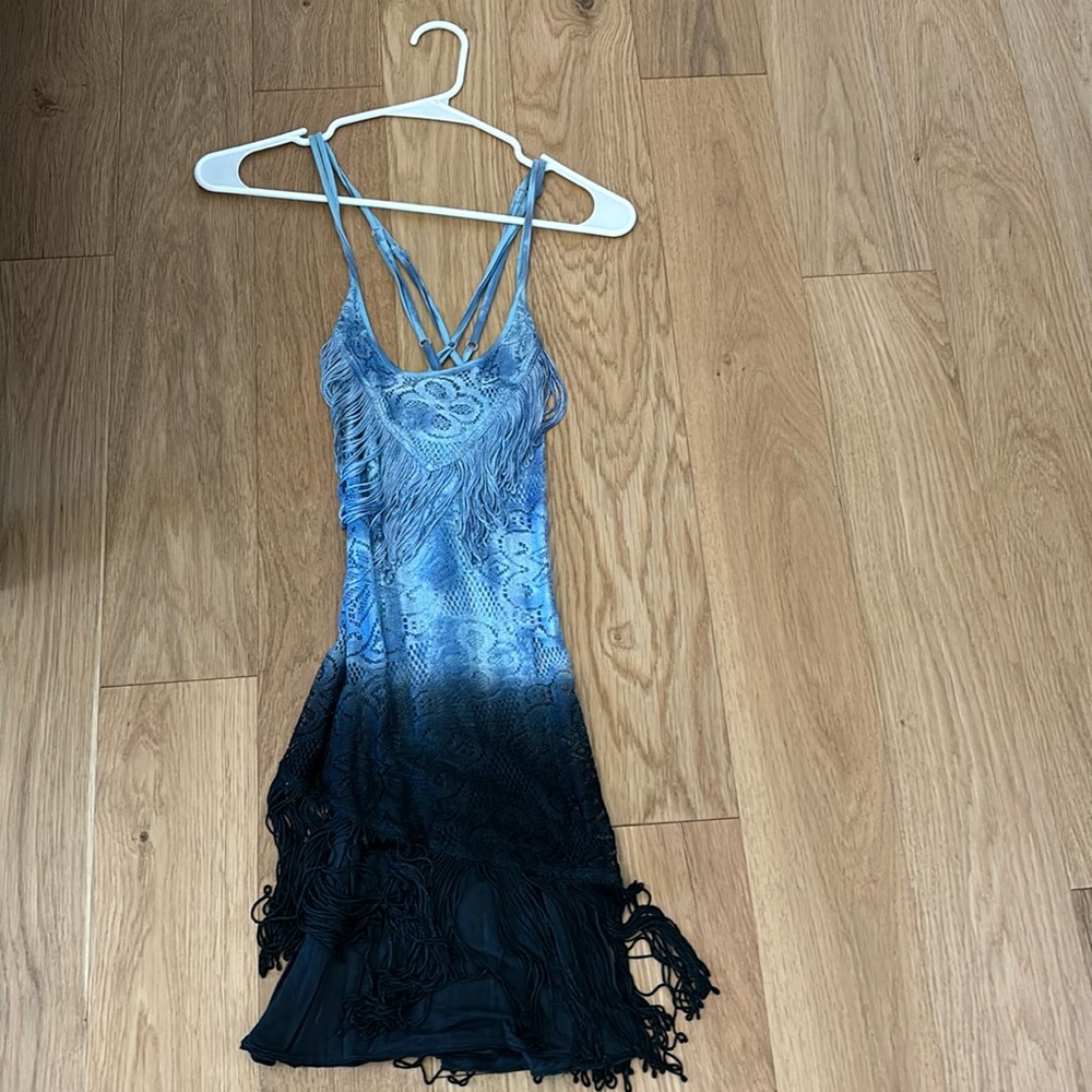 Free people sz 0 blue ombré fringe mini dress worn once. Adjustable straps.